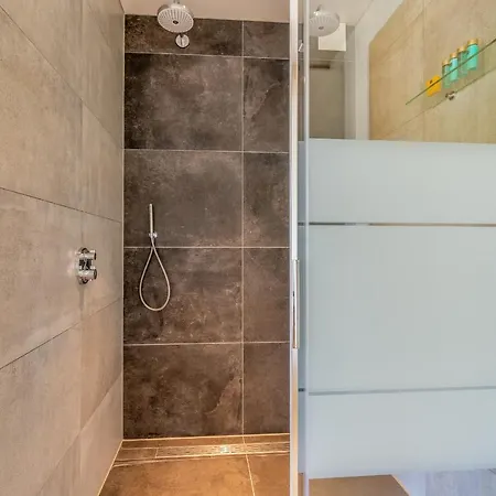 Buytenplaats 193 Vila